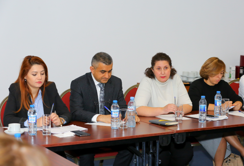 La première réunion du Comité de CCIAF sur les Impôts, le Droit et les Finances